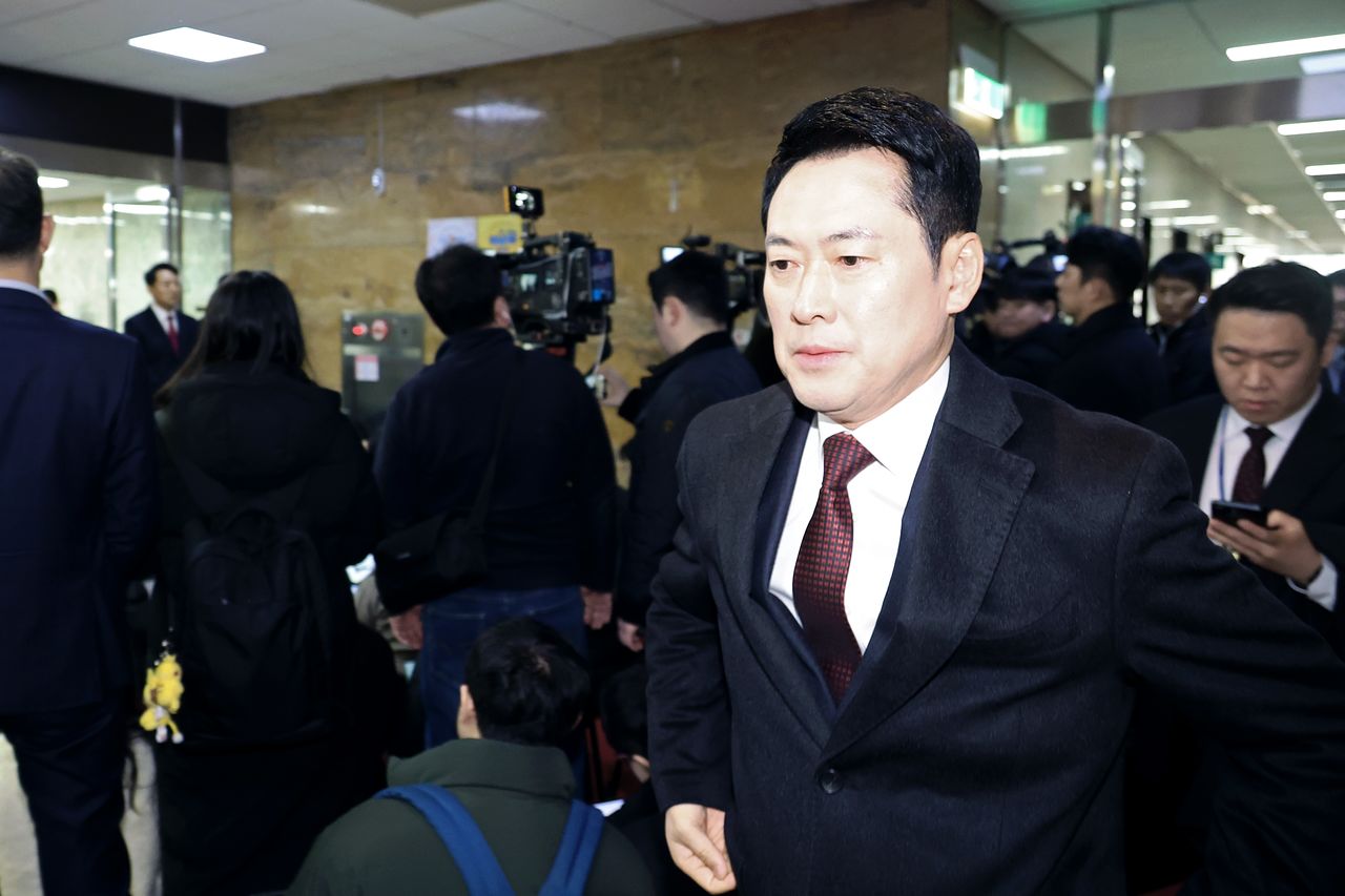 장동혁 국민의힘 대표가 2일 서울 여의도 국회에서 백브리핑을 하는 오세훈 서울시장을 지나치고 있다. 뉴시스