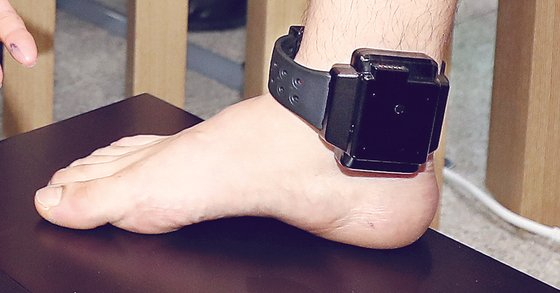 위치 추적 전자장치(전자발찌)를 발목에 착용한 모습. 뉴스1