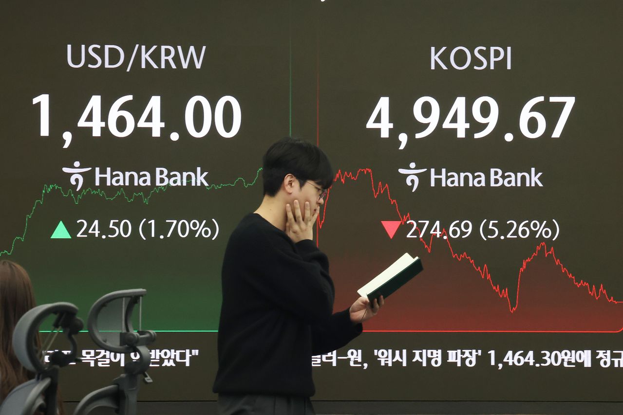 (서울=뉴스1) 이광호 기자 = 코스피가 5%넘게 급락하며 5000선이 깨진 2일 오후 서울 중구 하나은행 본점 딜링룸 현황판에 종가가 전장대비 274.69포인트(5.26%)하락한 4,949.67을 나타내고 있다 /뉴스1