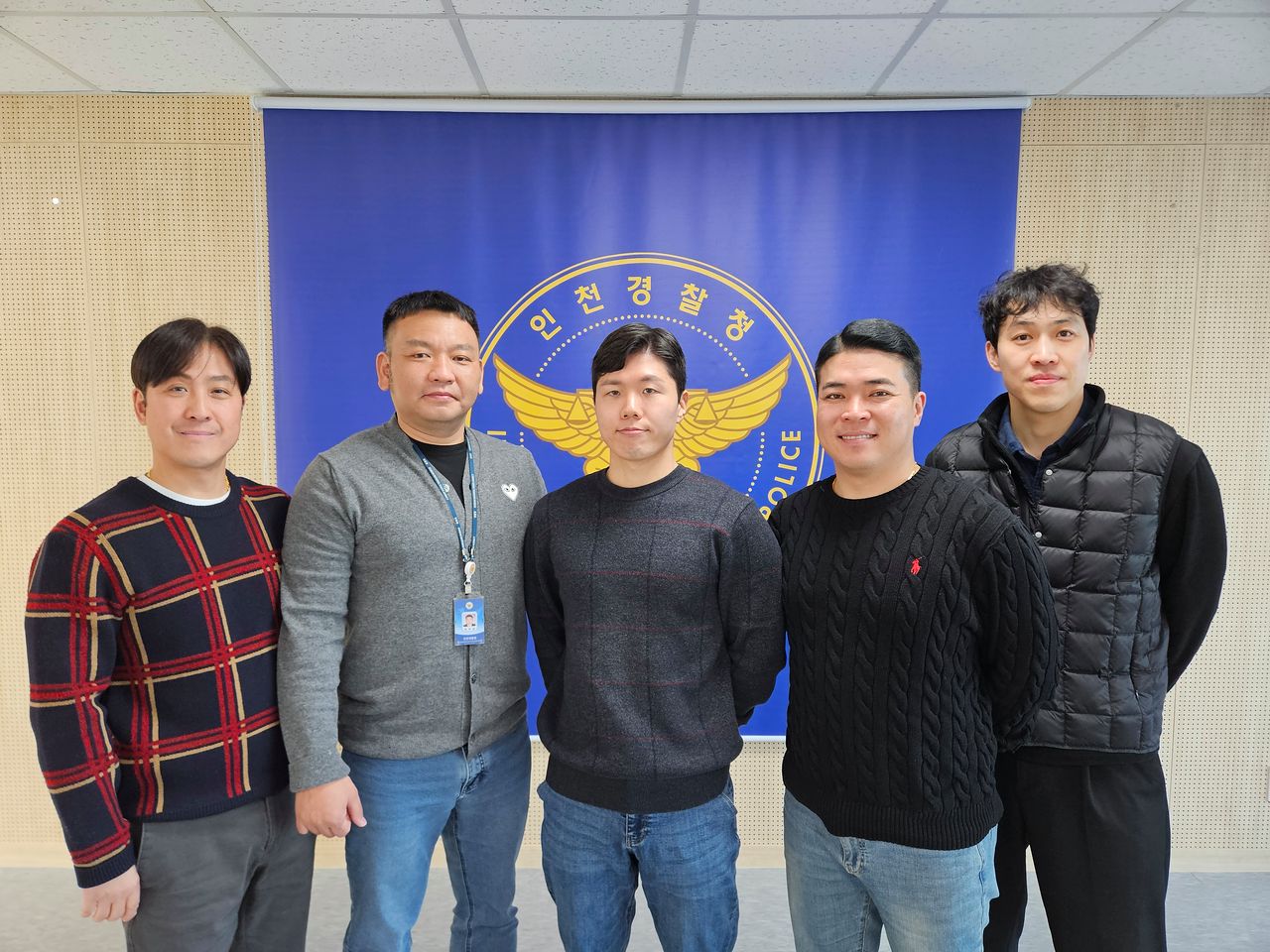 인천 대인고 허위 폭파 협박범을 검거해 대통령 특별 포상을 받은 인천경찰청 형사기동대1팀4반. 왼쪽부터 윤희철 경감, 박주완 경위, 고충식 경장, 최경준 경사, 이의균 경사. 변민철 기자 