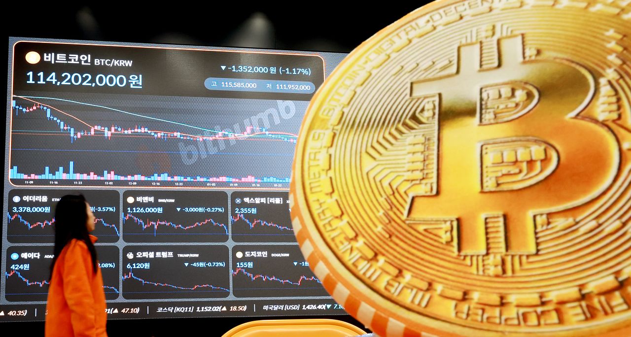 비트코인이 7만달러대로 급락한 2일 서울 서초구 빗썸라운지 강남본점 현황판에 비트코인 등 가상화폐 거래 가격이 표시되고 있다. 2026.2.2/뉴스1
