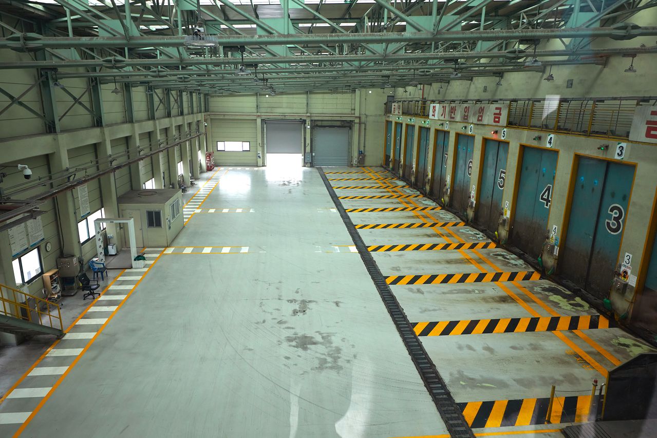 강남자원회수시설 쓰레기 반입장에는 동시에 차량 11대가 들어올 수 있다.