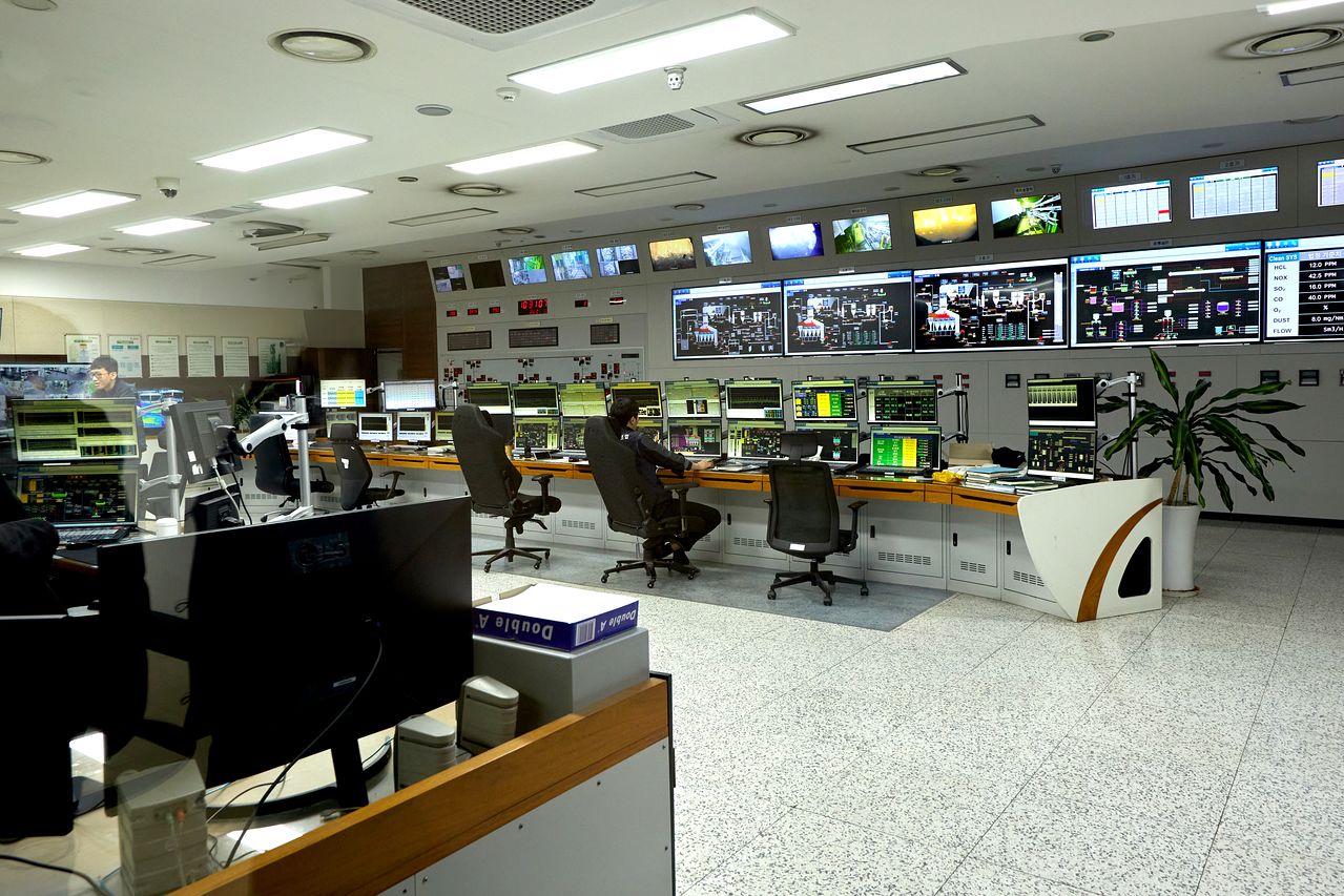 현재 소각로 상태 및 공정이 어떻게 진행되는지 관리·제어하는 설비가 가득한 중앙제어실.