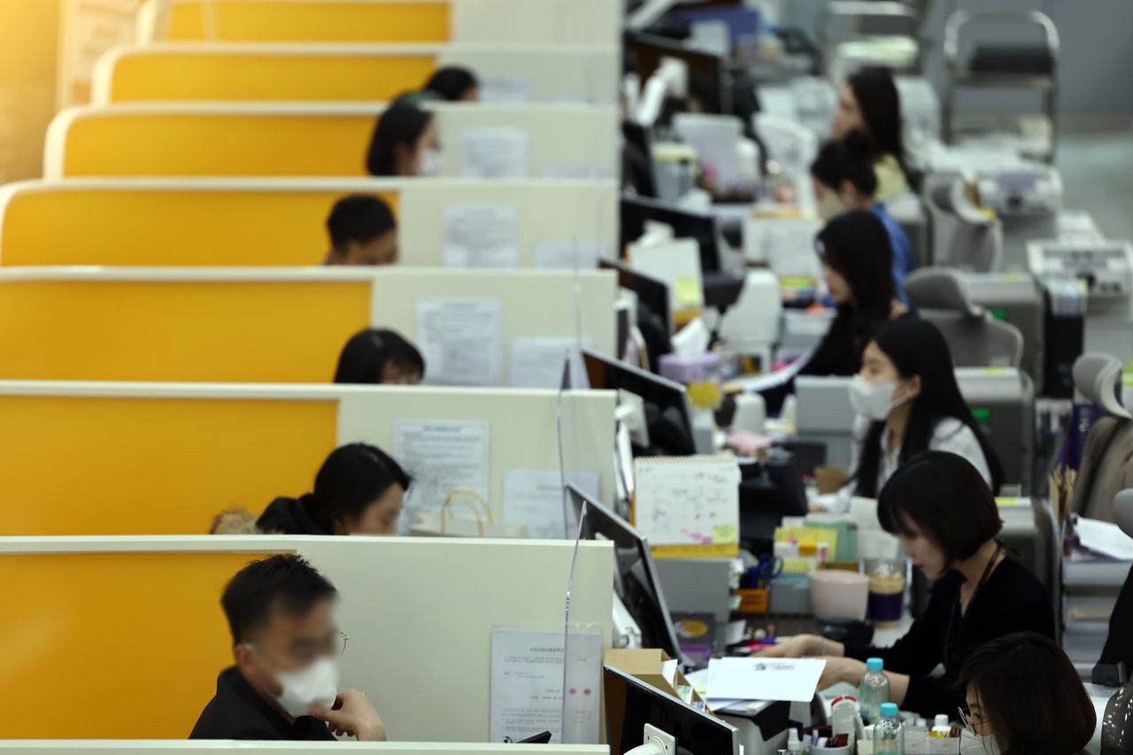 KB국민은행 여의도 본점 창구에서 시민들이 상담을 받고 있다. 연합뉴스