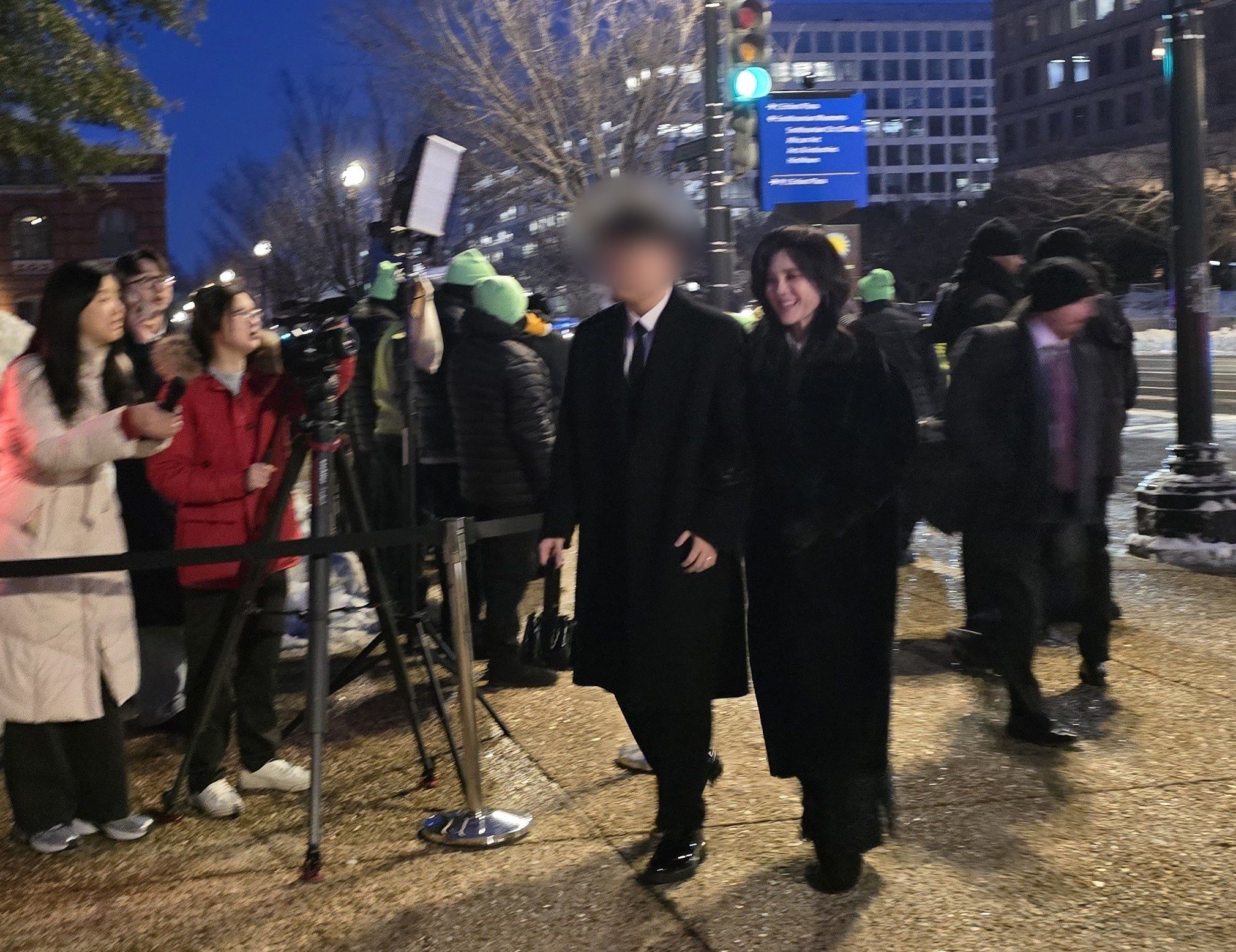 이부진 호텔신라 사장과 아들 임모군과 함께 미국 워싱턴DC 스미스소니언 국립아시아미술관에서 지난달 28일(현지시간) 열린 ‘이건희 컬렉션’ 특별전 갈라 행사장에 입장하고 있다. 뉴스1 