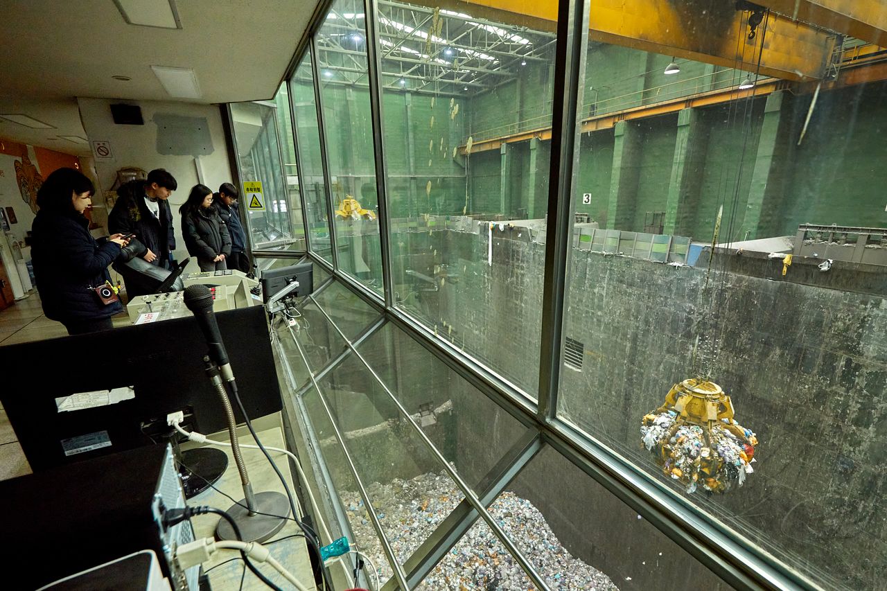 이승현(맨 왼쪽) 사원은 “3기의 소각로에 각각 얼마나 되는 쓰레기가 타고 있는지 실시간으로 모니터링하며 작업한다”고 설명했다.