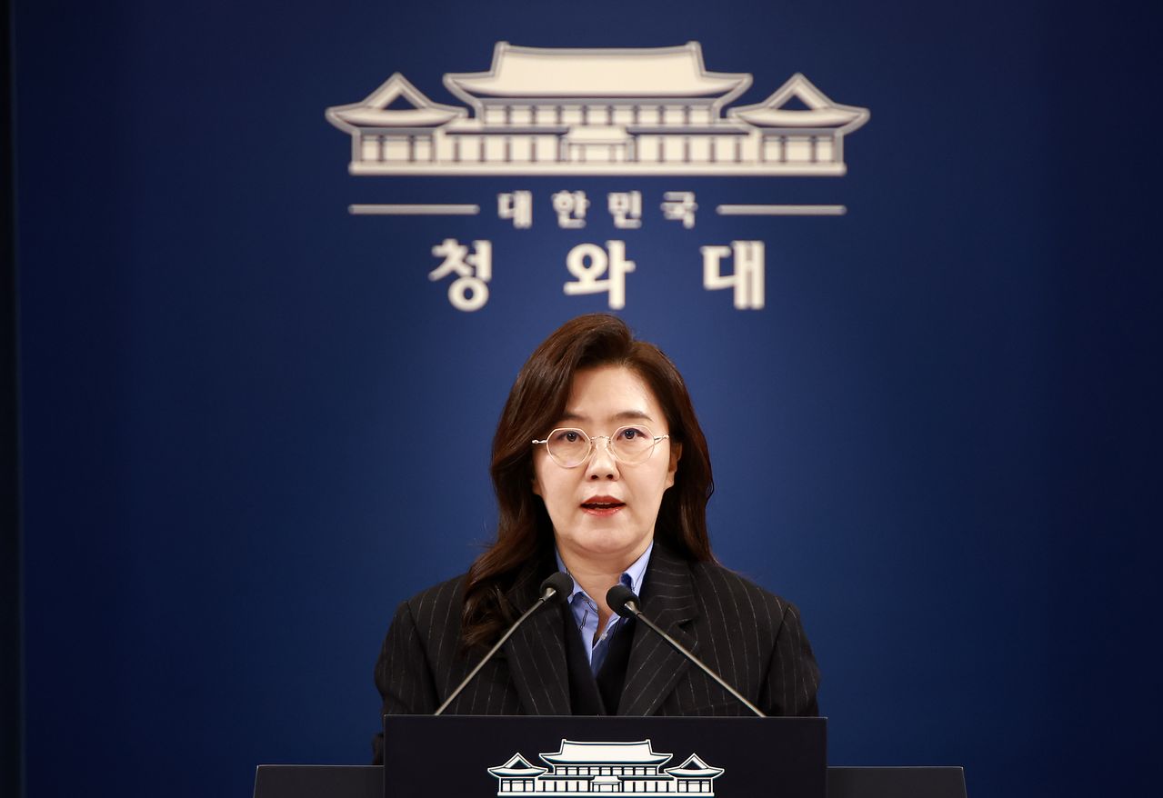 강유정 대변인이 2일 청와대 춘추관에서 인사 관련 브리핑을 마친 뒤 부동산 정책 관련 질문에 답하고 있다. [청와대사진기자단]