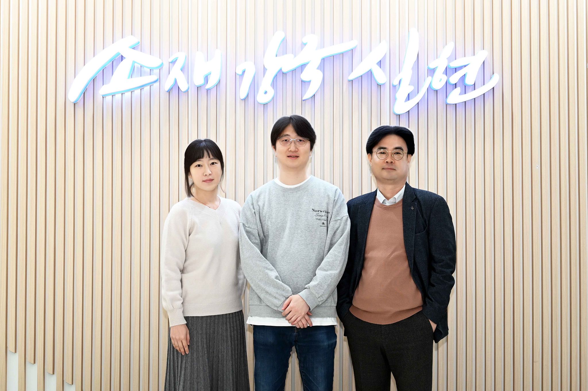 한국재료연구원(KIMS)과 고려대학교 연구팀이 소량의 타액(침)만으로 간질, 파킨슨병, 조현병과 같은 주요 신경계 질환을 조기에 진단할 수 있는 기술을 개발했다. 사진은 공동연구를 수행한 한국재료연구원(KIMS) 바이오·헬스재료연구본부 이민영 박사(왼쪽), 고려대학교 정호상 교수(가운데), 한국재료연구원 박성규 박사(오른쪽)의 모습이다.