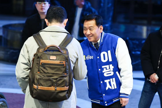 2024년 22대 총선 더불어민주당 경기 성남 분당갑 후보였던 이광재 전 국회 사무총장이 경기도 성남시 분당구 서현역에서 출근길 시민들에게 인사하는 모습. 김종호 기자