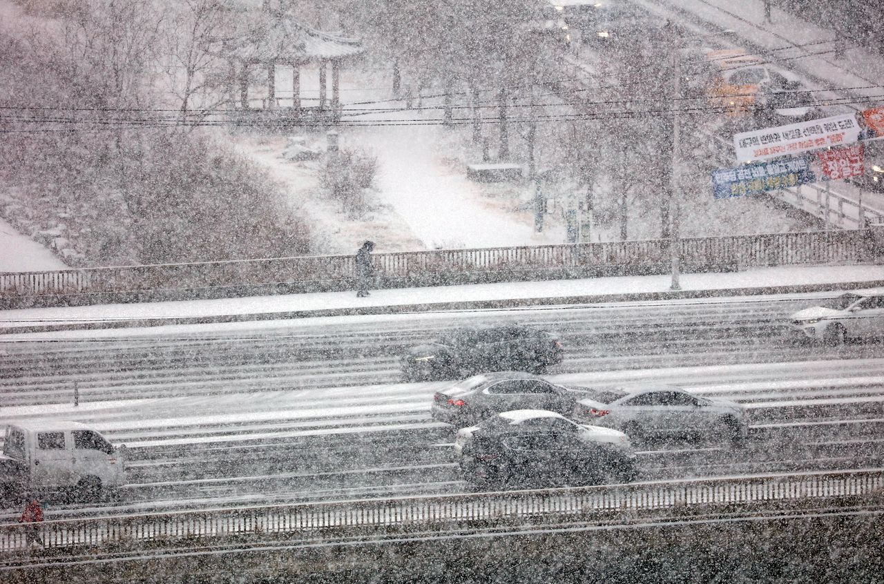 2일 오전 대구 시내에 눈이 내리고 있다. 기상청은 이날 대구와 경북에 1~3cm의 눈이 내릴 것으로 예보했다. [연합뉴스]