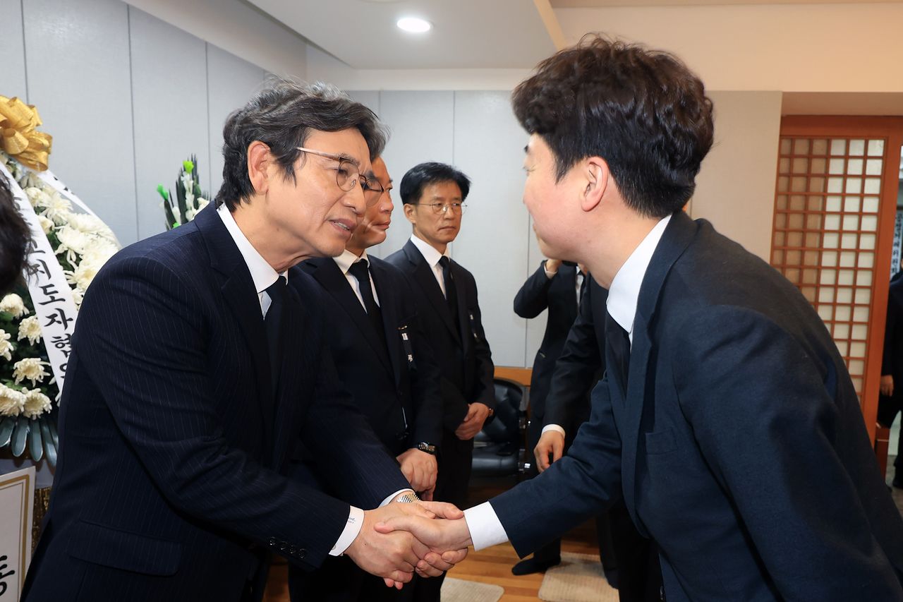 유시민 작가가 30일 오후 서울 종로구 서울대학교병원 장례식장에 마련된 故 이해찬 전 국무총리의 빈소에서 이준석 개혁신당 대표와 인사하고 있다. 사진공동취재단