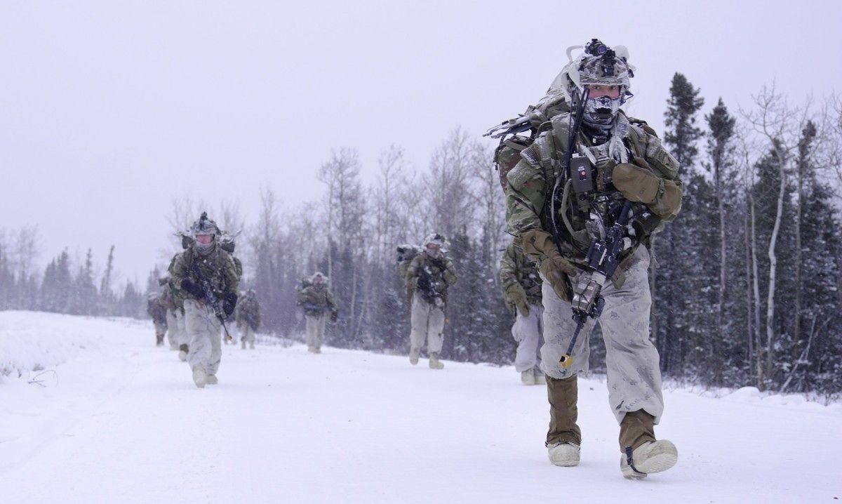 알래스카에서 훈련 중인 미 육군 제11공수사단 병사들. 미 육군