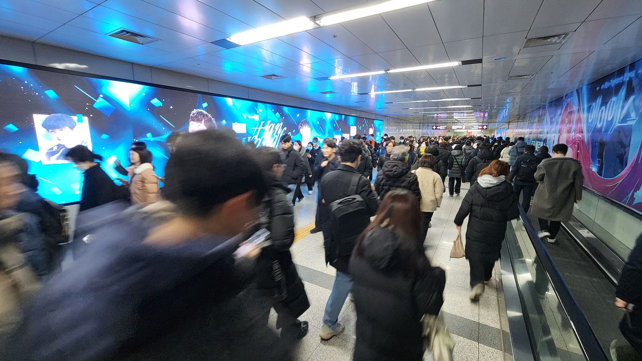 2일 오전 강남역 환승통로에 사람들이 걸음을 재촉하고 있다. 이규림 기자