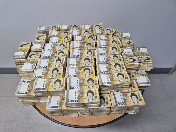 15년 넘게 운영해 온 부산 동래의 계모임이 사기 의혹에 휩싸였다. 피해액은 적게는 수십억원에서 많게는 200억원에 이를 것으로 추정된다. 