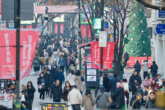 (서울=뉴스1) 안은나 기자 = 무비자 입국과 중일 항공편 취소 여파 등으로 유커(중국인 관광객)가 늘고 있는 7일 서울 중구 명동거리가 관광객들로 북적이고 있다. 2025.12.7/뉴스1
