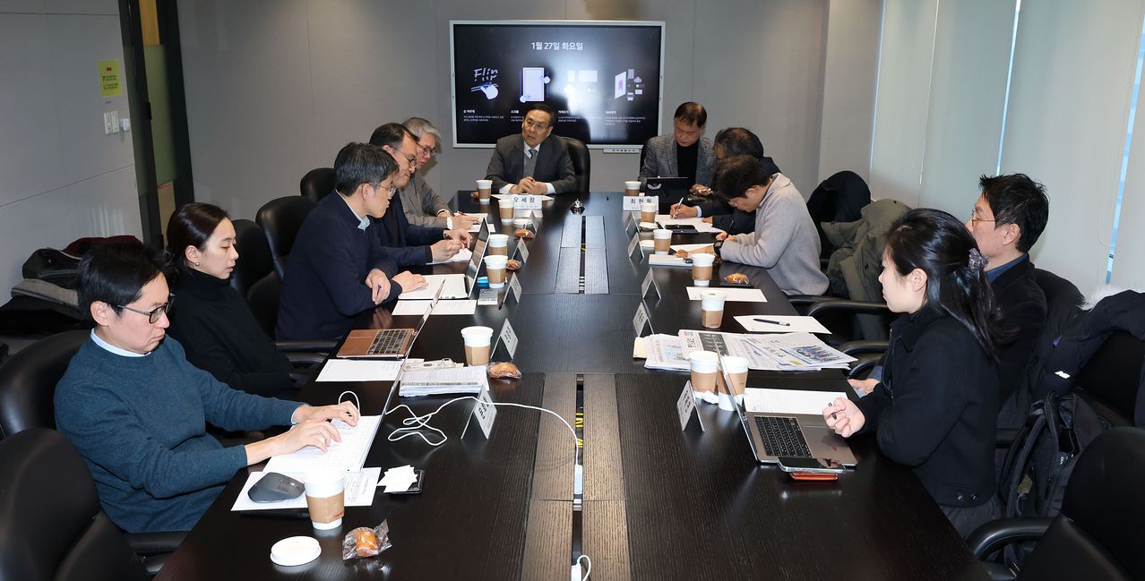 지난달 27일 서울 마포구 상암동 중앙일보 빌딩 9층 대회의실에서 제70회 독자위원회가 열렸다. 중앙 왼쪽부터 반시계 방향으로 오세정 위원장(전 서울대 총장), 김용하 순천향대 교수, 주영환 변호사, 김주형 서울대 교수, 전경주 한국국방연구원 한반도안보연구실장, 문희철 중앙일보 기자, 유재연 한양대 겸임교수, 이재국 성균관대 교수, 심재웅 숙명여대 교수, 지철호 법무법인 세종 고문, 최현철 중앙일보 편집국장 대리. 김종호 기자