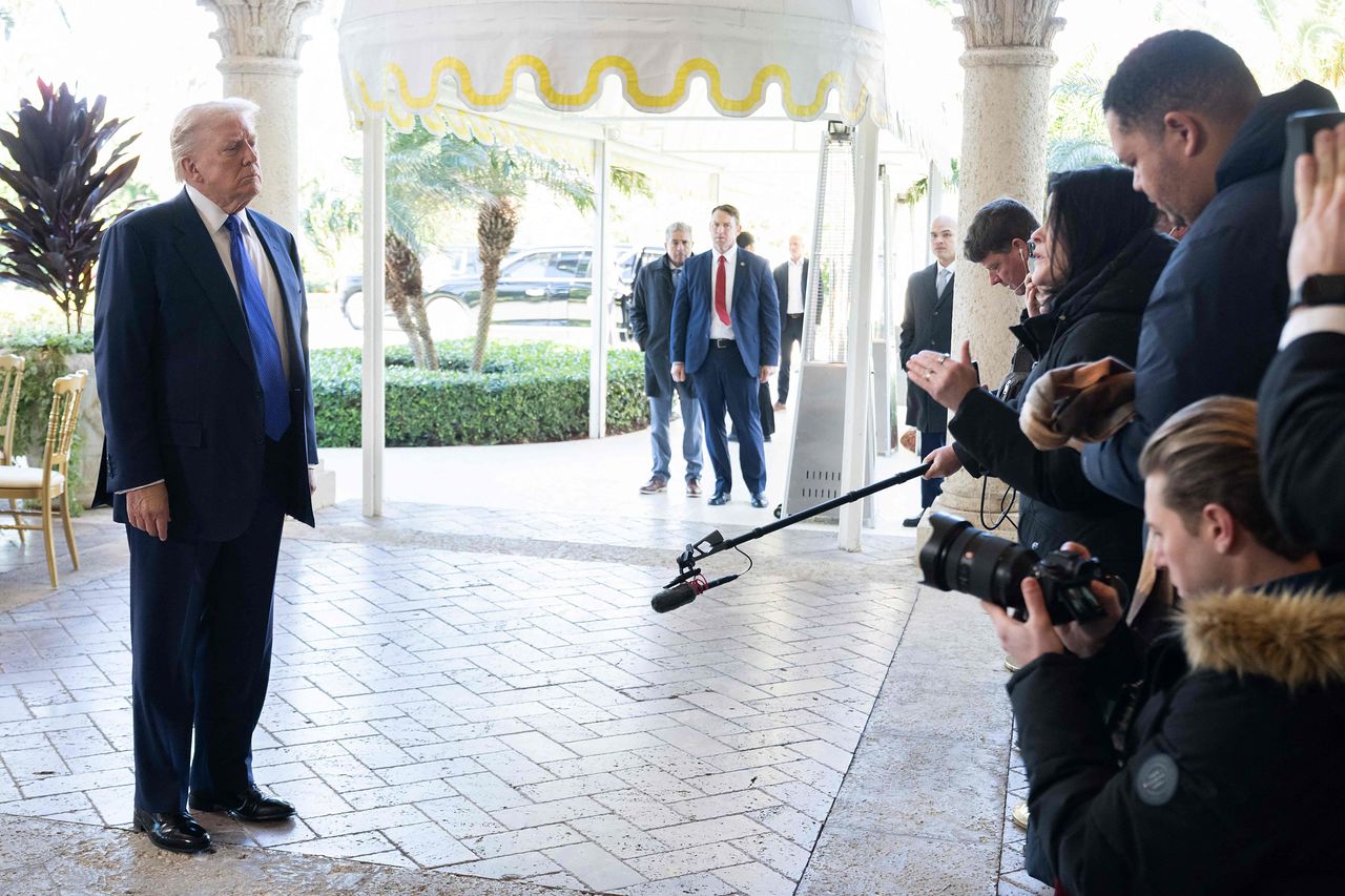 도널드 트럼프 미국 대통령(왼쪽)이 1일(현지시간) 플로리다주 팜비치에 위치한 자신의 마러라고 리조트에서 열린 댄 스카비노 백악관 부비서실장의 결혼식장에 도착하며 기자들과 대화하고 있다. AFP=연합뉴스