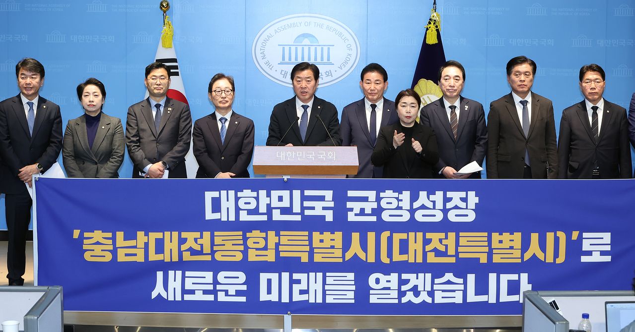 더불어민주당 황명선 대전통합 및 충청지역 발전 특위 상임위원장 등 대전,충남지역 의원들이 2일 국회 소통관에서 기자회견을 열고 현안과 관련한 발언을 하고 있다. 연합뉴스