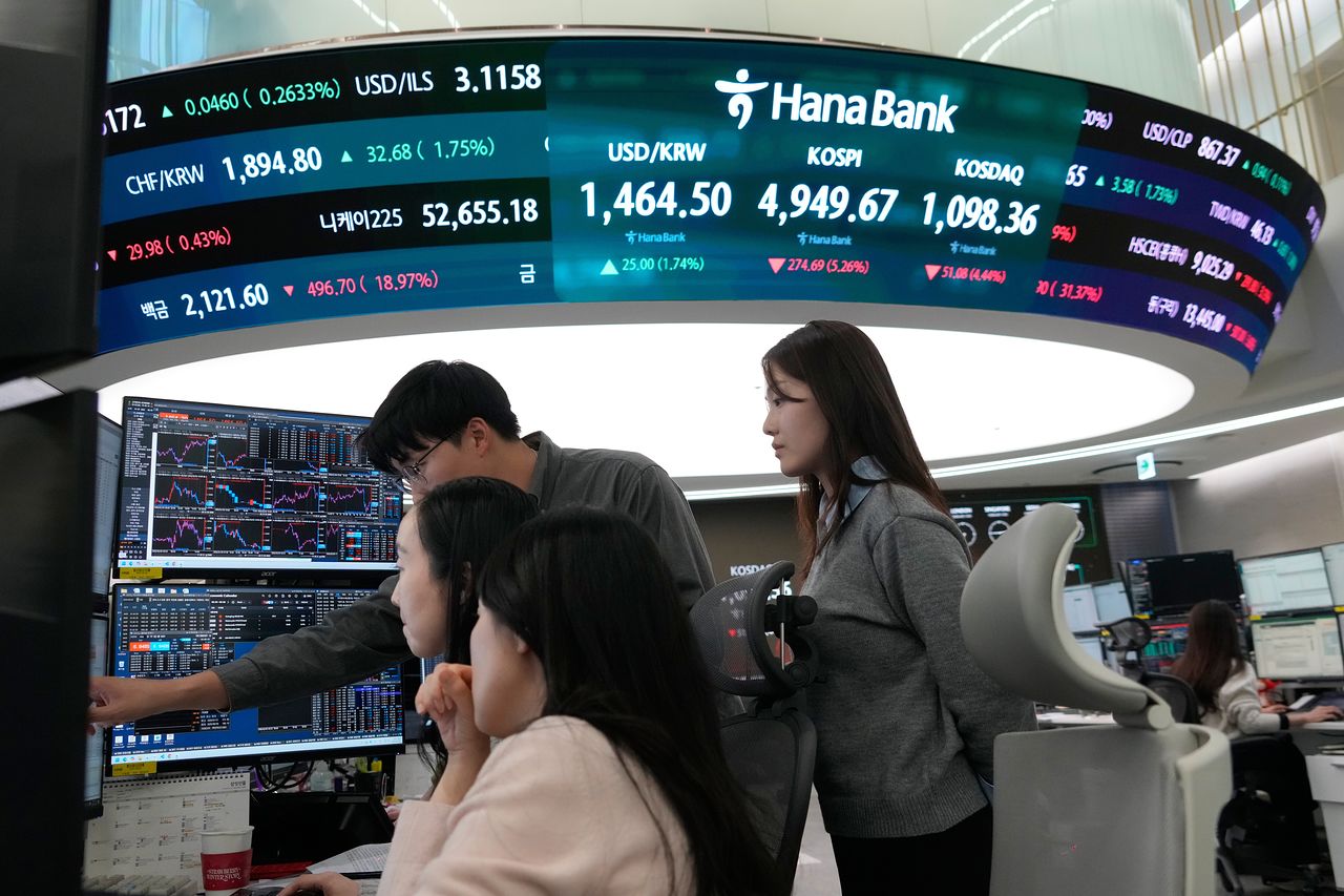 2일 서울 하나은행 본점 딜링룸에서 트레이더들이 모여 함께 모니터를 보고 있다. AP=연합뉴스 