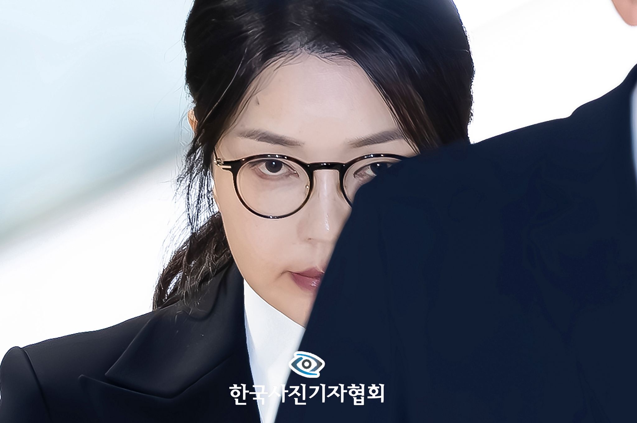 〈헌정사 첫 피의자 영부인, "나는 아무것도 아닌 사람" - 뉴스 최우수상〉도이치모터스 주가조작 연루 의혹 등을 받는 김건희 여사가 2025년 8월 6일 서울 종로구 김건희 특검팀(특별검사 민중기) 사무실에서 피의자 신분으로 첫 조사를 마친 뒤 밖으로 나서고 있다. 이날 역대 대통령 부인 가운데 피의자 신분으로 수사를 받고, 구속된 건 김 여사가 처음이다. 뉴시스=김근수 기자