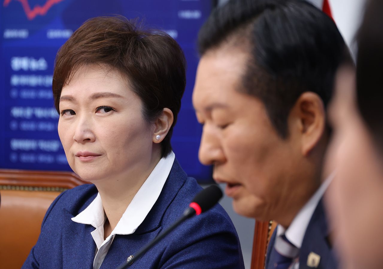 이언주 더불어민주당 최고위원(왼쪽)이 2일 서울 여의도 국회에서 열린 최고위원회의에서 정청래 대표의 발언을 듣고 있다. 연합뉴스