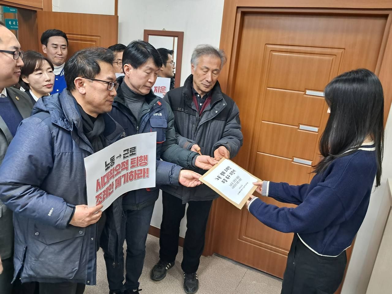 울산 노동계 인사들이 조례안 부결촉구 의견서를 시의회에 전달하고있다. 사진 민주노총 울산지역본부 