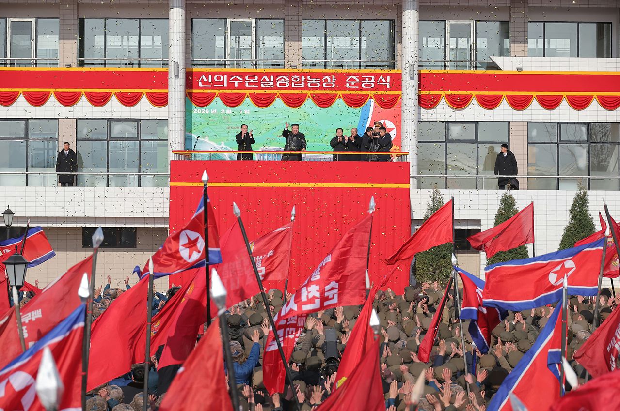 북한 조선중앙통신은 김정은 국무위원장이 지난 1일 신의주 온실종합농장 준공식에 참석해 준공테이프를 끊었다고 2일 보도했다. 준공식후 김 위원장과 간부들은 방대한 면적에 건설된 신의주 온실종합농장의 여러 곳을 둘러보고 기념사진을 촬영했다. 조선중앙통신=연합뉴스