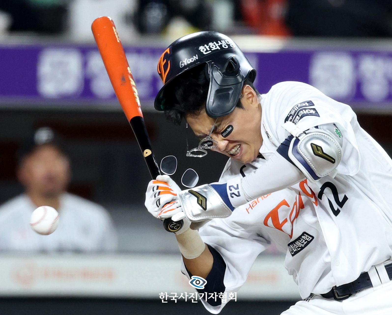 〈채은성, 얼굴에 공 맞는 아찔한 순간 - 스포츠 최우수상〉2025년 9월 30일 대전한화생명볼파크에서 열린 롯데와 한화의 경기, 4회말 2사 1루 한화 채은성이 롯데 벨라스케즈의 투구를 얼굴에 맞고 있다. 스포츠조선=허상욱 기자