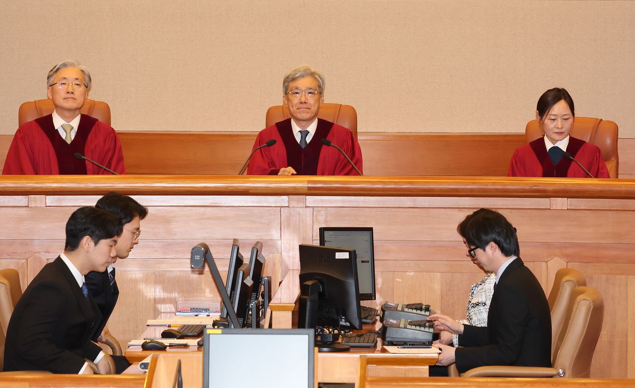지난달 29일 서울 종로구 헌법재판소 심판정에서 김상환(가운데) 헌법재판소장을 비롯한 헌법재판관들이 재판 시작을 기다리고 있다. 연합뉴스