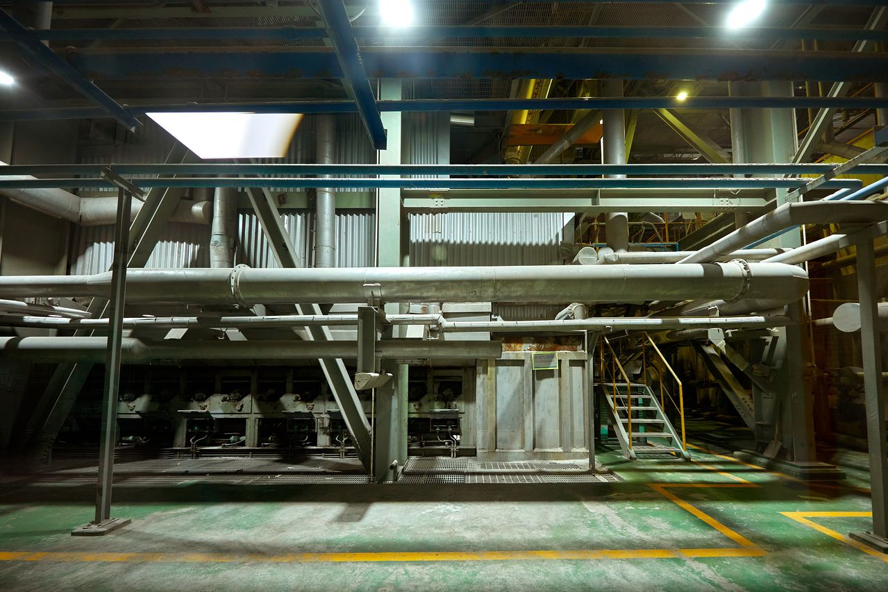 1호기 소각로 주변을 보면 정비를 위한 통로와 연소공기·연소가스 등이 이동하는 관들이 다수 설치됐다.