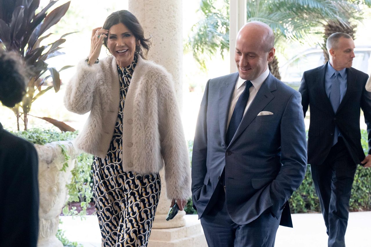 크리스티 노엄 미국 국토안보부 장관(왼쪽)과 스티븐 밀러 백악관 정책 담당 부비서실장이 1일(현지시간) 도널드 트럼프 대통령 사저가 있는 플로리다주 마러라고 리조트에서 열린 댄 스카비노 백악관 부비서실장의 결혼식장에 나란히 들어서고 있다. AFP=연합뉴스