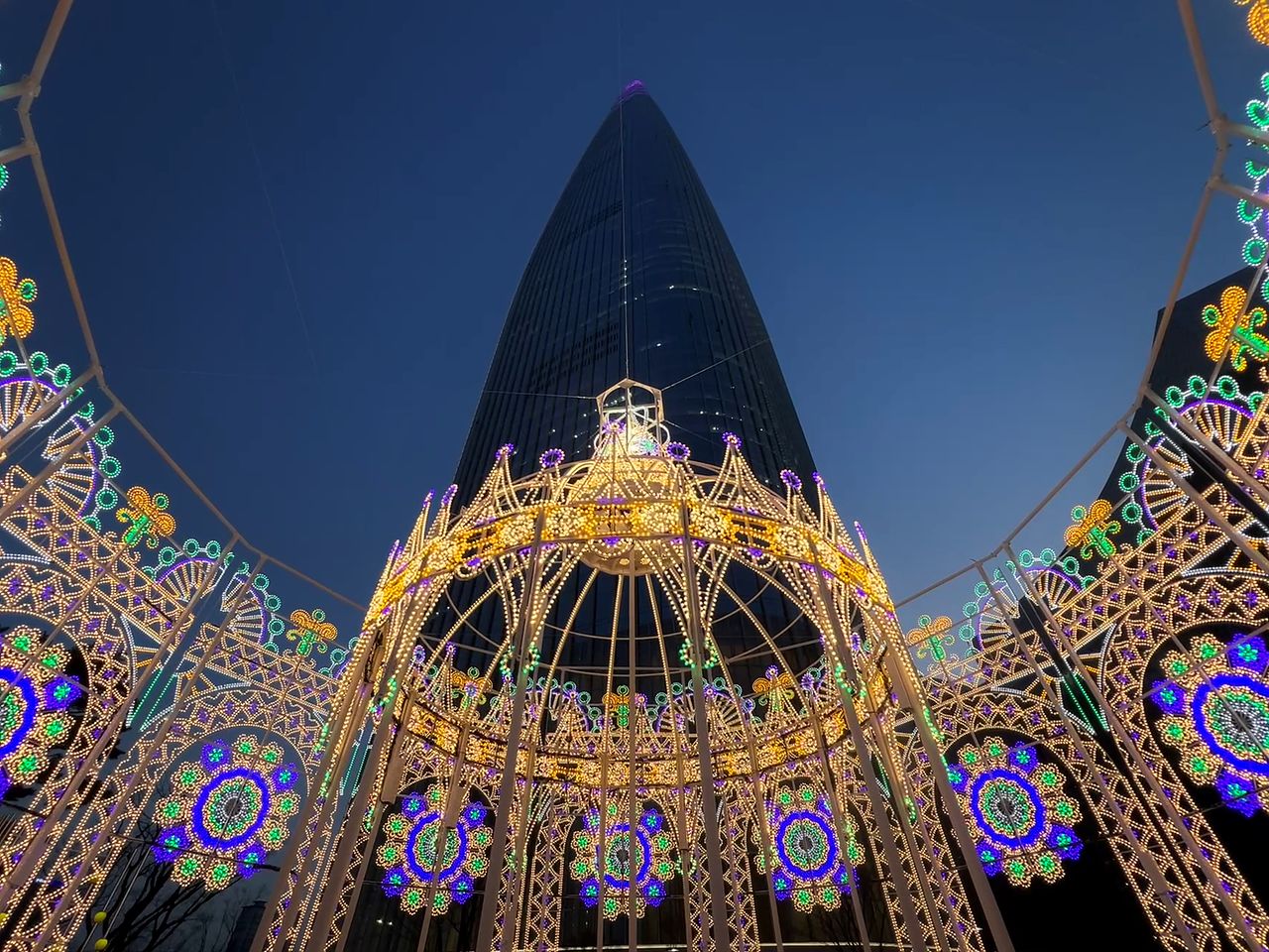 지난해 롯데타워 아레나 광장에서 열린 '2025 롯데 루미나리에'. 사진 롯데물산 