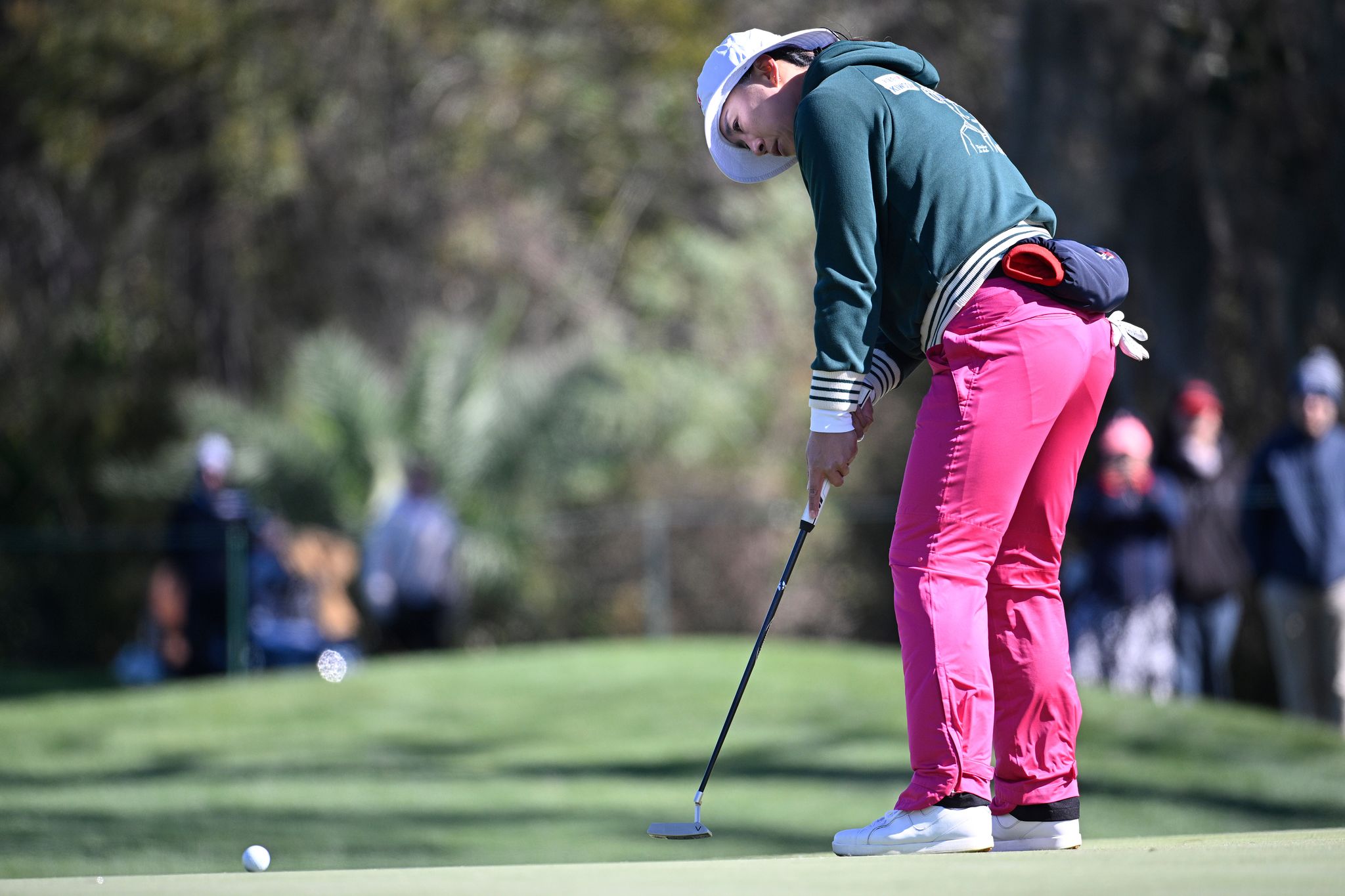 3라운드 잔여 2개 홀 중 17번 홀에서 퍼트하는 양희영. AP=연합뉴스