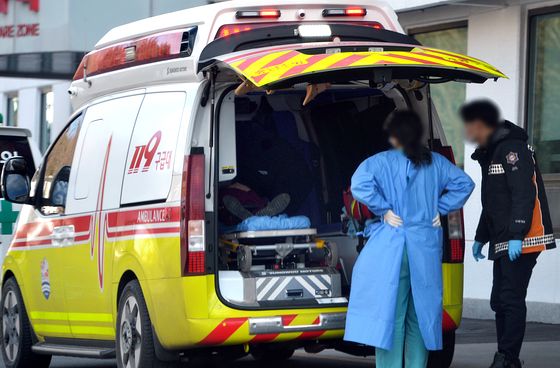 지난해 2월 대전의 한 대학병원 응급실 앞에 환자를 이송한 119구급차가 줄지어 대기하고 있다. 김성태 객원기자