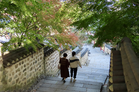 금정산 범어사 돌담길 모습. 김홍준 기자