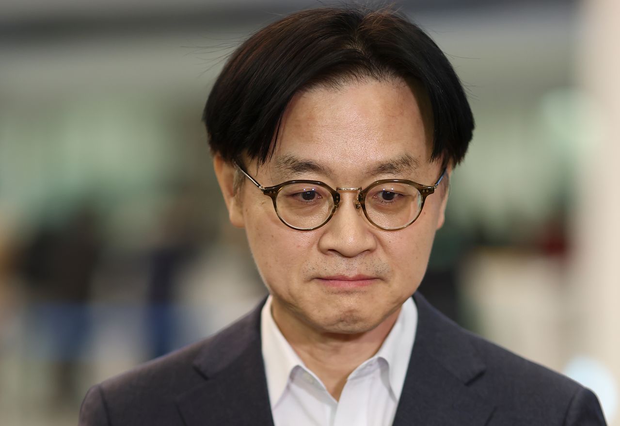 도널드 트럼프 미국 대통령의 대 한국 관세 재인상 위협에 대응하기 위해 미국을 방문한 김정관 산업통상부 장관이 지난달 31일 인천공항 터미널2을 통해 귀국 후 취재진 질문을 듣고 있다. 연합뉴스