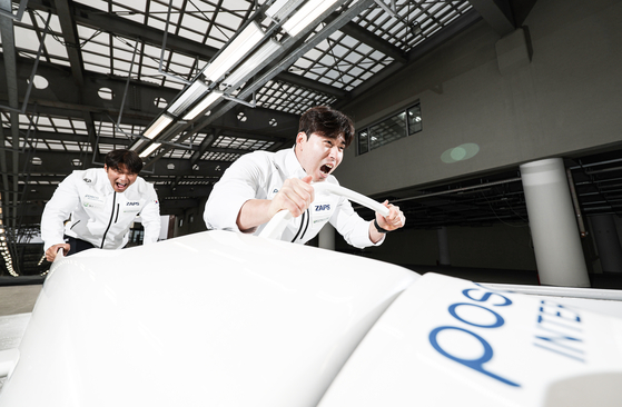 봅슬레이 국가대표팀 파일럿 김진수(오른쪽)와 김형근. 찰나의 스포츠 봅슬레이에서 파일럿은 승부를 가르는 요인이다. 김진수를 앞세운 봅슬레이팀은 8년 만에 올림픽 메달을 노린다. 김경록 기자