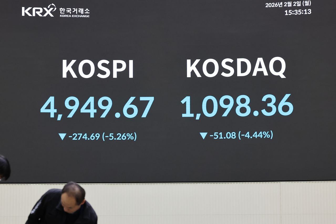 2일 코스피 지수는 전 거래일보다 274.69포인트(5.26%) 내린 4949.67로 거래를 마쳤다. 연합뉴스