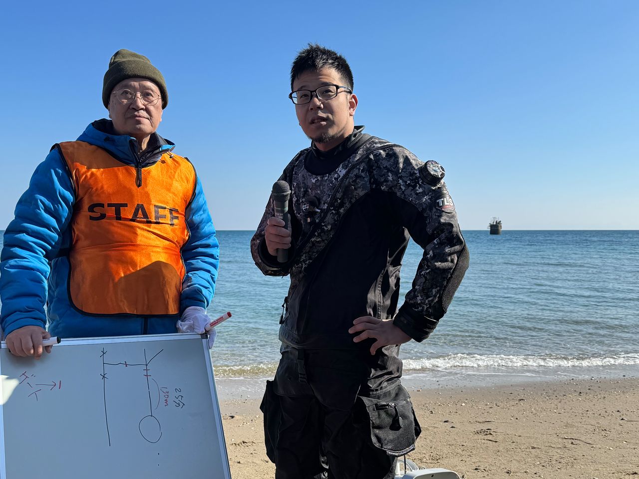 조세이탄광 수몰사고가 발생한지 84년째가 되는 3일 올해 첫 잠수 조사에 나선 일본인 잠수부 이사지 요시타카 씨가 유골 수습에 실패한 이유를 설명하고 있다. 이사지씨 뒤로 보이는 작은 물체가 탄광 환기구로 쓰인 피야(pier)로 그는 이곳을 이용해 잠수 조사를 실시했다. 우베=김현예 특파원 