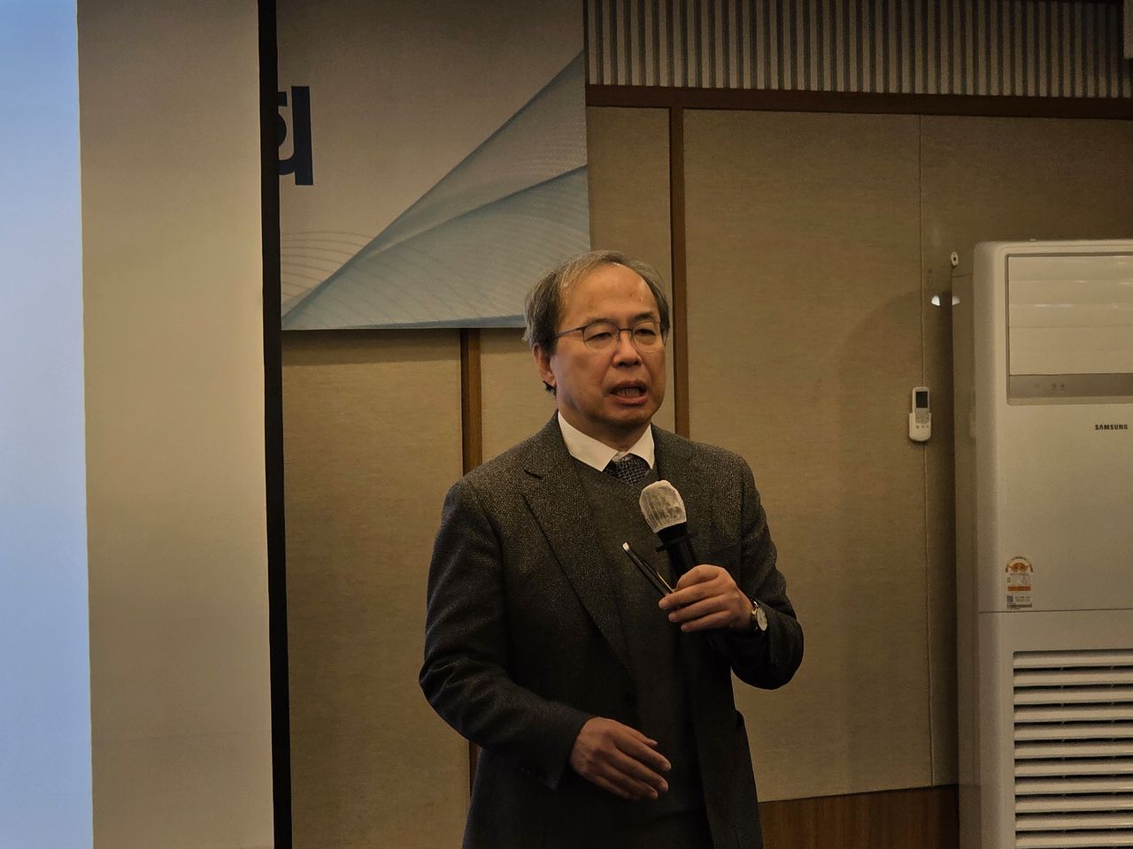 김정호 카이스트 전기전자공학부 교수가 3일 서울 중구 프레스센터에서 'HBF 기술 개발 성과, 로드맵, 그리고 상품화 전략 발표회'를 개최했다. 이영근 기자