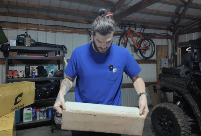 토론토 코디 폰세가 한국에서 쓴 투구판을 보고 있다. /엠마 키틀 폰세 유튜브