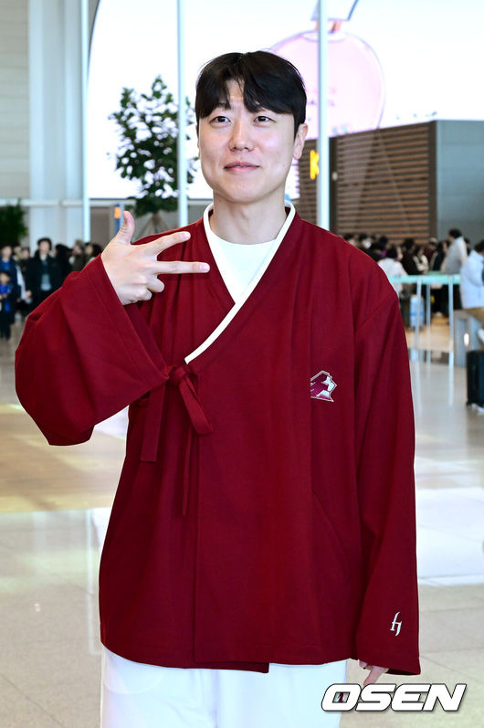 [OSEN=인천공항, 최규한 기자] 프로야구 키움 히어로즈가 2026 시즌을 준비하기 위해 22일 오전 대만 가오슝으로 출국했다.키움은 22일부터 3월 7일까지 총 45일간 대만 가오슝에서 2026시즌을 위한 스프링캠프에 돌입한다. 이번 캠프에는 설종진 감독을 포함한 코칭스태프 12명과 선수 48명 등 총 60명이 참가한다.키움 박진형이 포즈를 취하고 있다. 2026.01.22 / dreamer@osen.co.kr