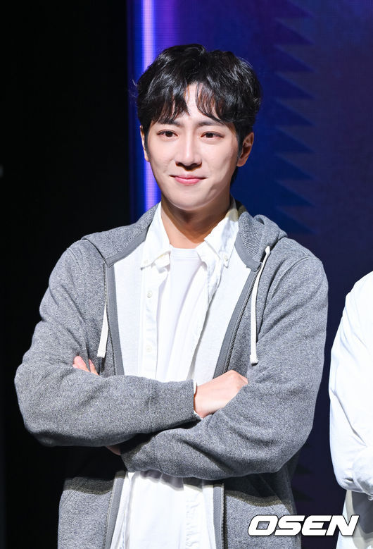 [OSEN=박준형 기자] 연극 '애나엑스'(주최 ㈜글림아티스트, 제작 ㈜글림컴퍼니 프로듀서 이재은) 프레스콜이 5일 서울 강서구 LG아트센터 서울에서 진행됐다.연극 ‘애나엑스’는 부유한 독일 상속녀 ‘애나 델비’로 위장해 뉴욕 사회의 상류층을 대상으로 사기행각을 벌였던 ‘애나 소로킨’의 이야기를 그려낸 작품으로 애나 역에 최연우, 한지은, 김도연이, 아리엘 역에 이상엽, 이현우, 원태민이 함께한다.배우 이상엽이 포즈를 취하고 있다. 2025.02.05 / soul1014@osen.co.kr