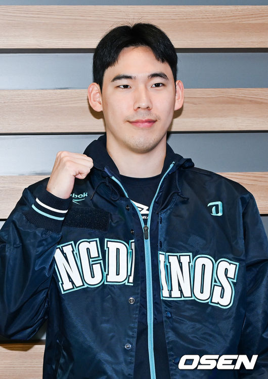 [OSEN=인천공항, 민경훈 기자] 프로야구 NC 다이노스가 스프링캠프를 위해 24일 오후 인천국제공항을 통해 미국 LA로 출국했다.NC 스프링캠프 본진은 로스앤젤레스에 도착한 후 미국 국내선을 경유해 애리조나 투손으로 이동할 예정이다.NC 정구범이 출국길에 오르며 포즈를 취하고 있다. 2026.01.24 / rumi@osen.co.kr