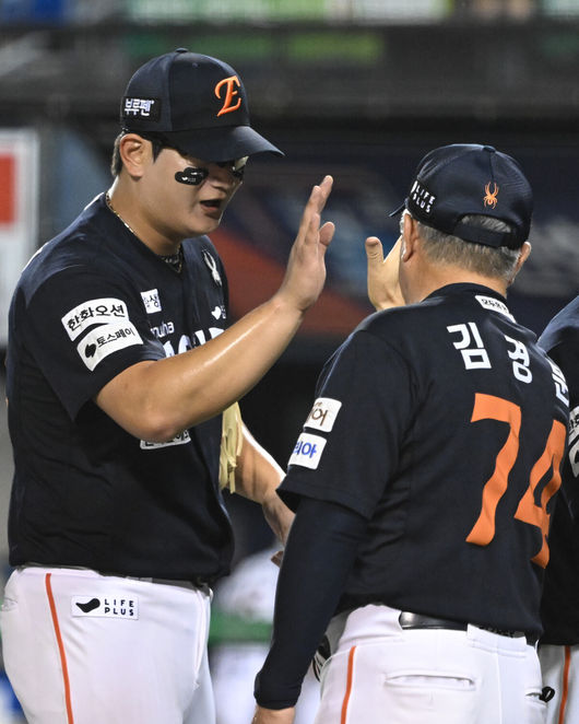 [OSEN=잠실, 조은정 기자]‘절대 1강’ 한화가 시즌 두 번째 10연승을 해내며 1985년삼성 라이온즈를 소환했다.프로야구 한화 이글스는 22일 서울 잠실구장에서 열린 2025 신한 SOL뱅크 KBO리그 두산 베어스와의 시즌 10차전에서 2-1로 승리했다.김서현이 김경문 감독과 승리를 기뻐하고 있다. 2025.07.22 /cej@osen.co.kr