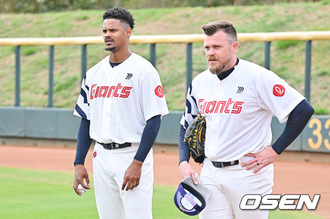 [OSEN=타이난(대만) , 이석우 기자] 프로야구 롯데 자이언츠가 1일(한국시간) 대만 타이난 아시아-태평양 국제야구센터에 스프링캠프를 차리고 구슬땀을 흘렸다.김태형 감독 등코치진과 투수20명,포수5명,내야수9명,외야수7명 등 총41명의 선수단이 1월 20일까지 1차 캠프에서 체력 강화와 기술 훈련을 치른 뒤 21일부터 3월 5일까지 일본 미야자키로 옮겨 2차 캠프에서 구춘리그에 참가해 실전 감각을 점검한다.롯데 새 외국인 투수 비슬리와 로드리게스가 얘기를 하고 있다. 2026.02.01 / foto0307@osen.co.kr