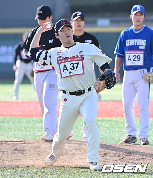 [OSEN=울산, 이석우 기자] 13일 울산 문수야구장에서 울산 웨일즈 트라이아웃이 열렸다. 정원 35명 모집에 무려 230명이 지원한 KBO 퓨처스리그 최초의 시민구단 울산 웨일즈는 13·14일 이틀간의 트라이아웃을 거쳐 15일 합격자를 발표한다.전 롯데 자이언츠 투수 김도규가 트라이아웃에 참가하고 있다. 2026.01.13 / foto0307@osen.co.kr