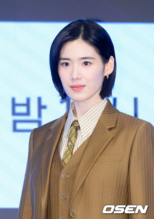 [OSEN=이대선 기자] 26일 오후 서울 구로구 더세인트 그랜드볼룸에서 ENA 월화드라마 ‘아너 : 그녀들의 법정’ 제작발표회가 열렸다.ENA 월화드라마 ‘아너 : 그녀들의 법정’은 거대한 스캔들이 되어 돌아온 과거에 정면 돌파로 맞서는 세 여성 변호사의 미스터리 추적극이다.배우 정은채가 포토타임을 가지고 있다. 2026.01.26 /sunday@osen.co.kr