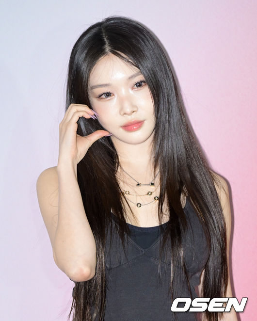 [OSEN=조은정 기자]29일 오후 서울 성동구 성수동에서 한 글로벌 패션 브랜드 스토어 오픈 기념 행사가 열렸다.이날 행사에는 트와이스 미나,엔믹스 설윤,아이브 가을,청하,아일릿 윤아,킥플립 민제,동화,쿠기,그레이 등이 참석했다.청하가 포즈를 취하고 있다. 2025.10.29 /cej@osen.co.kr