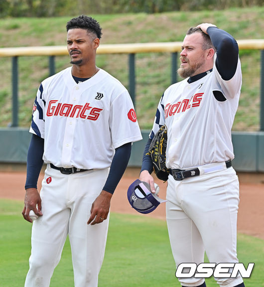 [OSEN=타이난(대만) , 이석우 기자] 프로야구 롯데 자이언츠가 1일(한국시간) 대만 타이난 아시아-태평양 국제야구센터에 스프링캠프를 차리고 구슬땀을 흘렸다.김태형 감독 등코치진과 투수20명,포수5명,내야수9명,외야수7명 등 총41명의 선수단이 1월 20일까지 1차 캠프에서 체력 강화와 기술 훈련을 치른 뒤 21일부터 3월 5일까지 일본 미야자키로 옮겨 2차 캠프에서 구춘리그에 참가해 실전 감각을 점검한다.롯데 새 외국인 투수 비슬리와 로드리게스가 얘기를 하고 있다. 2026.02.01 / foto0307@osen.co.kr